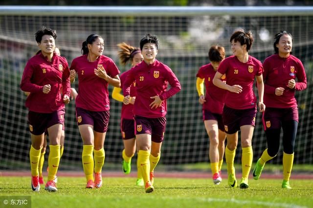  阿森纳女足三冠王庆典，男足联动创历史时刻  
